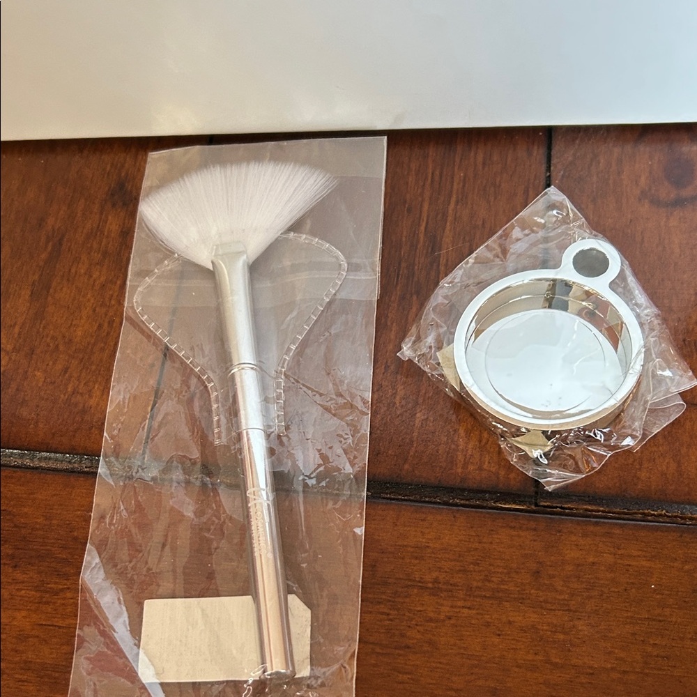 It Cosmetic Silver Makeup Brush with stand Set